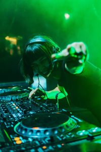 Ivna JI stoji za miksetom iza dj pulta