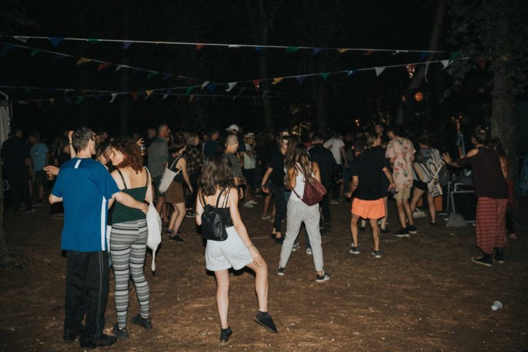 Posjetitelji "Pandemonium Festivala" uživaju u ukrasima i ugođaju festivala u prirodi.