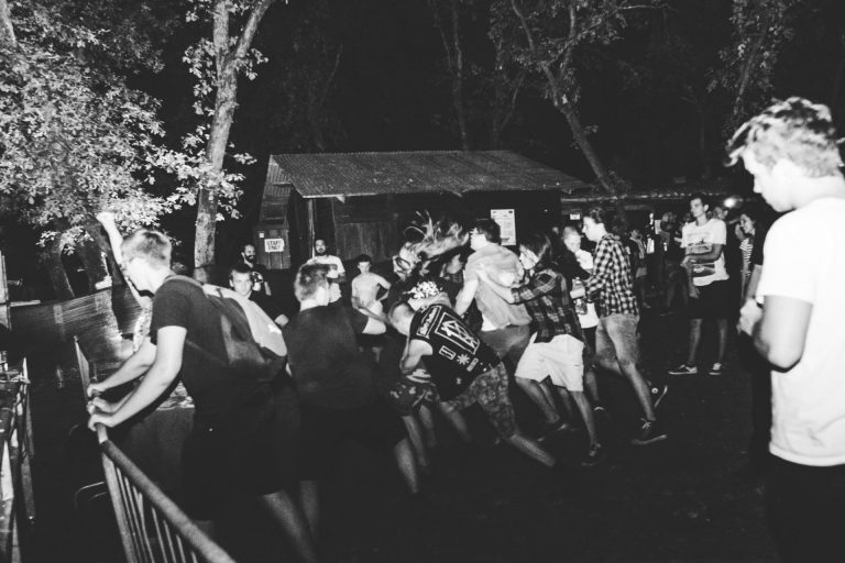 Posjetitelji "Pandemonium Festivala" rade pogo u prvim redovima na koncertu.