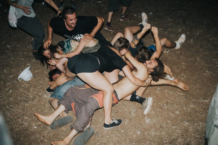 Ljudi isprepleteni na podu u šumi tijekom punk koncerta na "Pandemonium Festivalu"