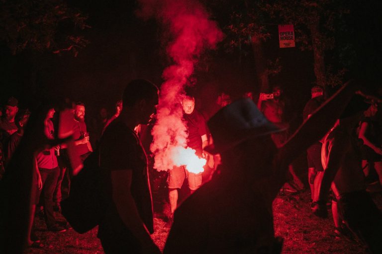 Posjetitelji pale baklje na "Pandemonium Festivalu"