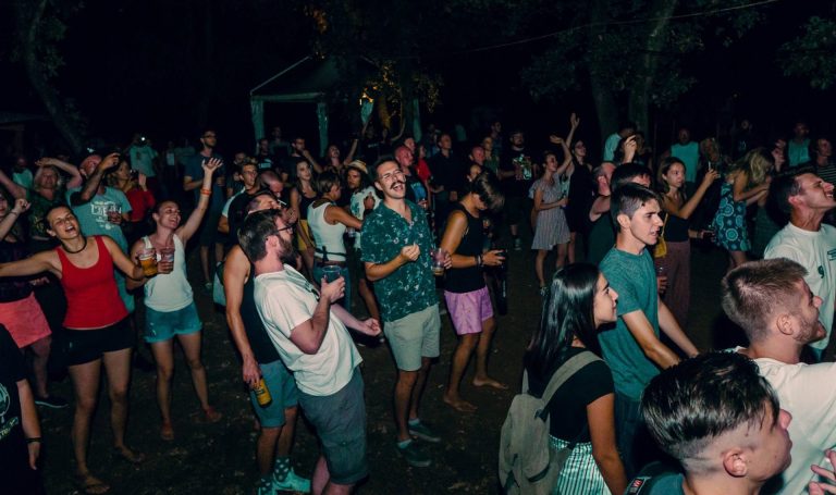 Publika diže ruke u zrak od oduševljenja koncertom benda na "Pandemonium festivalu"