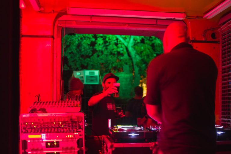 DJ u intimno osvjetljenom restauriranom kiosku pušta glazbu na festivalu.