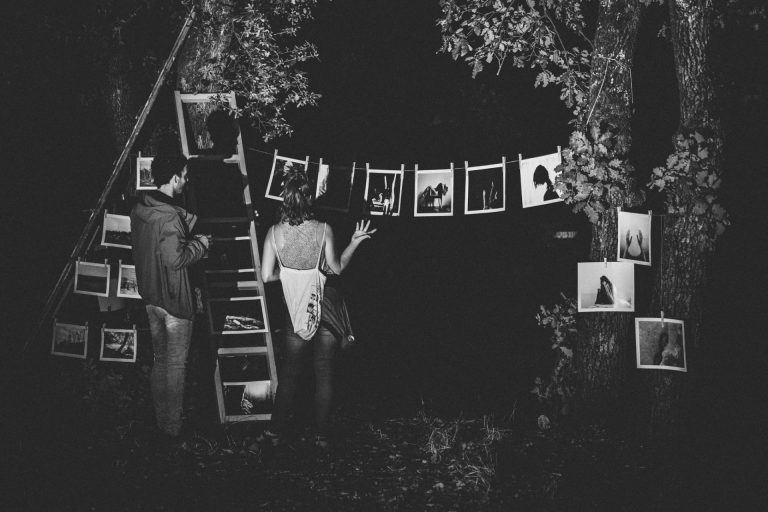 Mladi par komentira fotografije na izložbi na "Pandemonium festivalu"