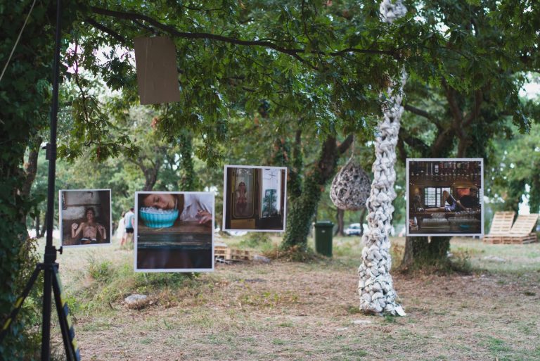 Umjetnička izložba u prirodi na festivalu.