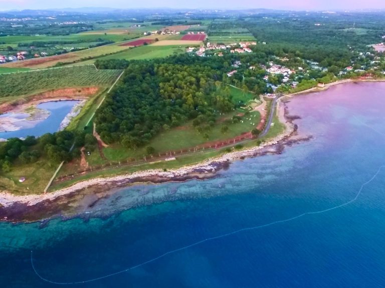 Plaža Zlatorog kraj Umaga slikana dronom iz zraka
